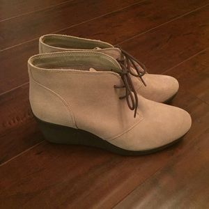 NWT crocs 9.5 tan wedge short boots